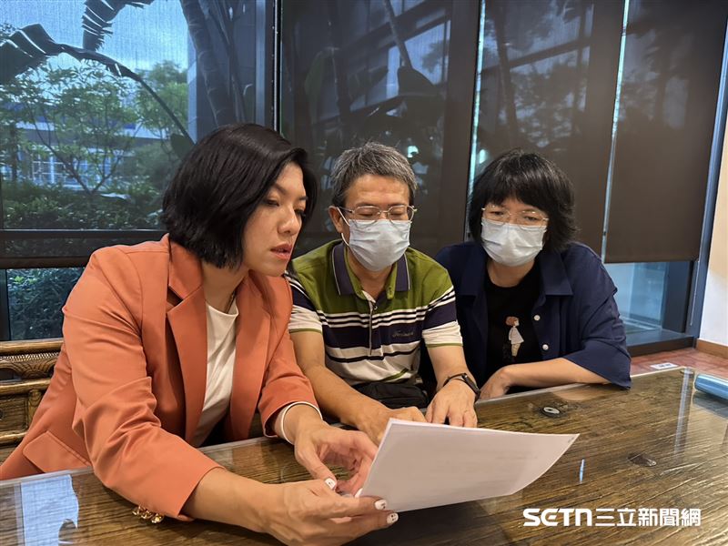 圖左為律師李惠暄,她表示,起初只是協助新北割頸案受害家屬訴訟,但陪伴過程中看見制度缺口也深知司法已經到了極限,因此決定站出來推動改革。(圖/記者張雅筑攝)