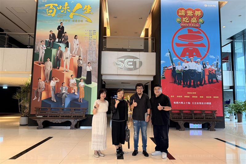 龍華科大文化創意與數位媒體設計系系主任倪建芝(左二)與專任助理教授王健明(右二)拜訪三立集團,與集團策略長林鶴明(右)及永續辦公室副執行長王若庭(左)就專業導播及助理導播人才培育進行交流