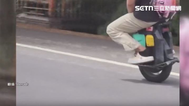 南投有民眾騎著電動獨輪車上路