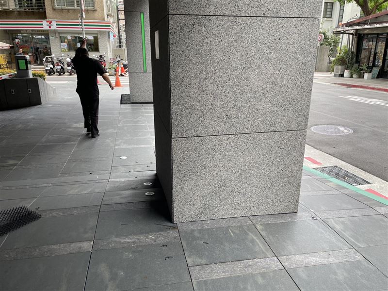警方已依法開立勸導單並要求管委會當場立即清除改善。(圖/翻攝畫面)