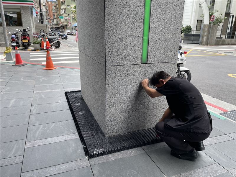 台北市中正區牯嶺街的一棟社區大樓,其騎樓柱子旁驚見一整圈「地刺」。(圖/翻攝畫面)