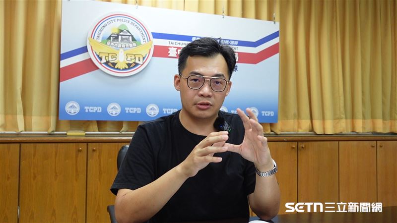 台中市少年警察隊警務員李冠逸指出,第一線觀察發現,許多青少年犯罪的背後都有成年的「藏鏡人」。他表示,不法集團經常利用少年涉世未深、法治觀念不足及想快速賺錢的心態,吸收他們投入犯罪。(圖/記者張雅筑攝)