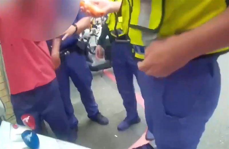 男子酒駕撞翻6台汽機車,肇事後混入人群「吃瓜看戲」,監視器拍下其身影,被警方當場逮捕送辦。(圖/翻攝畫面)