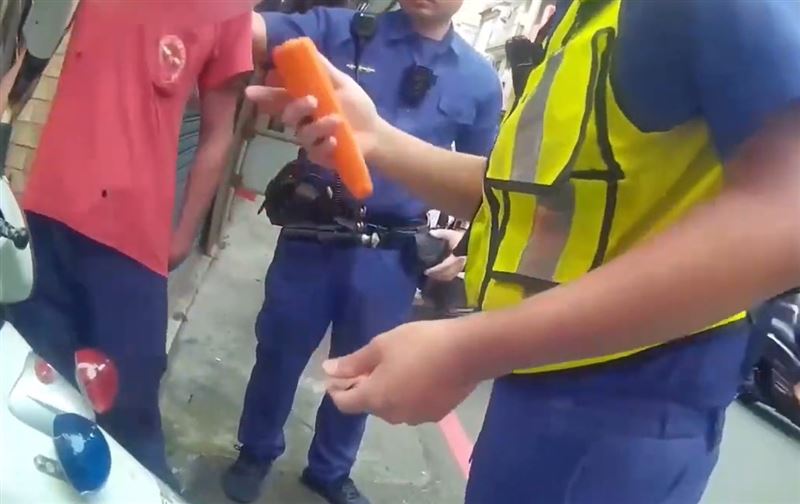 男子酒駕撞翻6台汽機車,肇事後混入人群「吃瓜看戲」,監視器拍下其身影,被警方當場逮捕送辦。(圖/翻攝畫面)