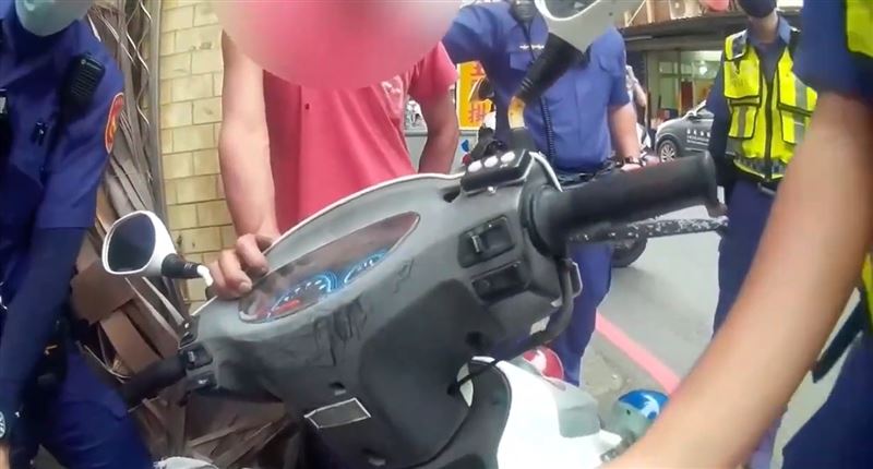 酒駕男撞6汽機車！肇事後裝路人吃瓜看戲