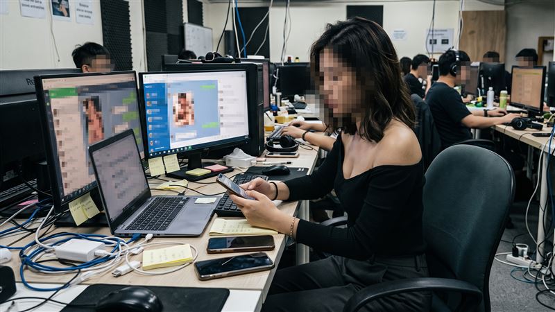 台積電女外包廠商加入詐騙集團擔任「一線話務人員」用3支iPhone手機經營各大社群,假借抽獎用美女色情圖文利誘受害者上當、匯款。(示意圖/AI生成圖)