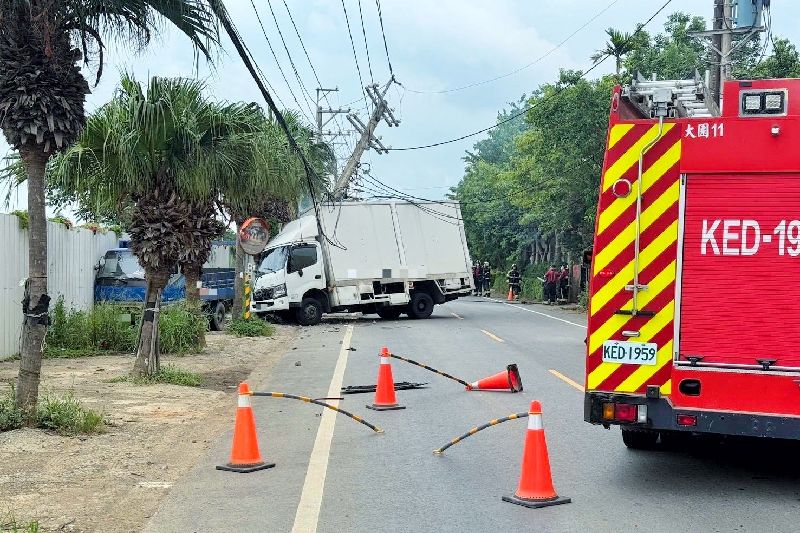 1輛自用大貨車27日沿桃5線往大園區埔心方向行駛,疑操作不慎撞擊路旁電線桿及停放小貨車。台電桃園區營業處說明,因車輛撞擊電桿,造成大園區及蘆竹區共2858戶停電,已派員搶修。(桃園市警察局大園分局提供)