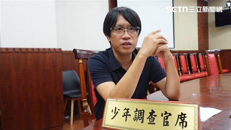 擔任少年調查保護官長達28年的謝嘉仁指出,現行法規並沒有外界認為的那麼多缺陷,真正需要檢討的,是制度執行、跨機關合作與社會安全網是否發揮功能。(圖/記者張雅筑攝)