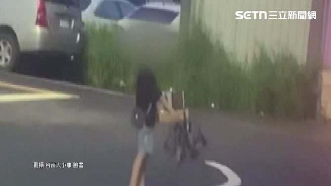 男童捧木盒路邊賣麵包！家人：沿路賣回家