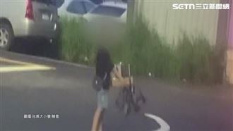 男童捧木盒路邊賣麵包！家人：沿路賣回家
