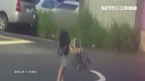 男童捧木盒路邊賣麵包！家人：沿路賣回家