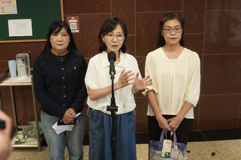 立法院教育及文化委員會27日退回「高級中等以下學校教師解聘不續聘停聘或資遣辦法」 及「公立高級中等以下學校教師成績考核辦法」部分條文修正案；民進黨立委郭昱晴（中）等人退席後舉行記者會表示，校事會議制度修正公布至今不到半年，應持續觀察成效，而非倉促退回