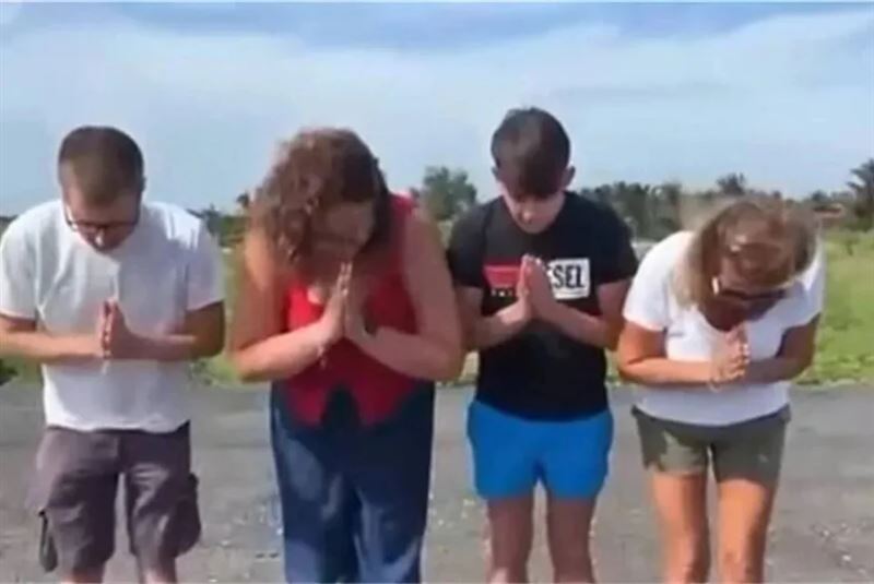 義大利駐泰國大使館隨後也公開了4名涉案青少年代表雙手合十向泰國人民及文化躬身道歉的影片。(圖/翻攝畫面)