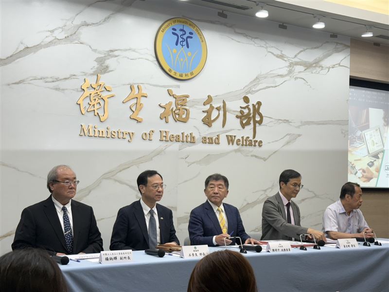 中聯油脂「苯(a)駢芘」超標風暴延燒,食藥署今(27)日下午公布第三方獨立調查結果。(圖/記者李育道攝影)