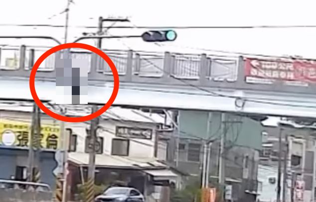 彰化男墜落7米高陸橋後,警方立即進行交通疏導,防止後方來車對傷者造成二次傷害。(圖/翻攝畫面)