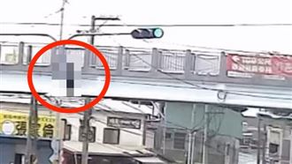 彰化男墜7米高陸橋險遭輾！腿骨插出送醫