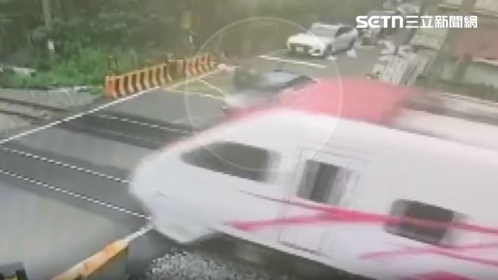 驚險!轎車疑沒抓準時機卡平交道,火車險撞。(圖/翻攝畫面)