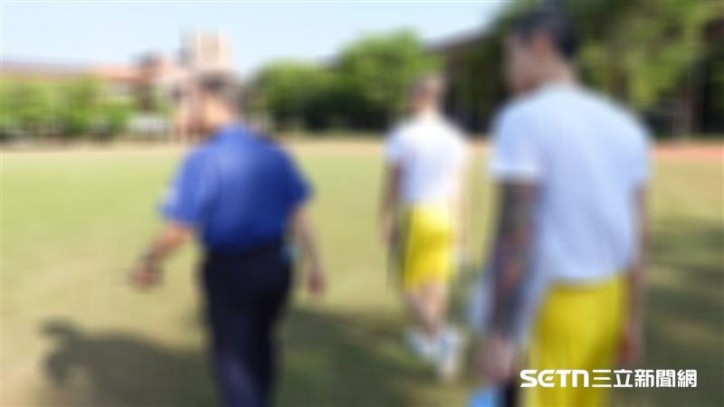 現年21、22歲的小孟（化名）和小原（化名），皆因犯錯進入明陽中學接受矯正教育。他們坦言，剛進去時其實充滿排斥與茫然，直到真正接受教育與輔導後，才逐漸學會面對自己的錯誤，也重新找到人生方向。（圖／記者張雅筑攝）
