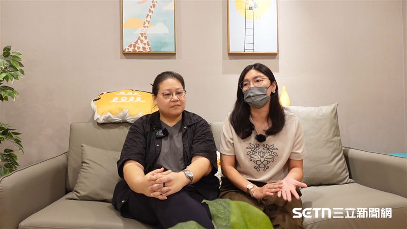 在矯正學校明陽中學擔任諮商心理師的張倪綸（左）與輔導教師何宜靜（右）表示，每名少年背後都有不同成長歷程，唯有理解其需求、建立信任，才能真正協助他們改變。（圖／記者張雅筑攝）