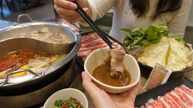 火鍋沾醬過量,恐增加腎臟負擔!腎臟科醫師洪永祥分享,一名35歲男子長期重口味飲食,出現腎功能下降、蛋白尿,調整飲食後改善,並揭5大護腎辛香料。(示意圖/AI製圖)