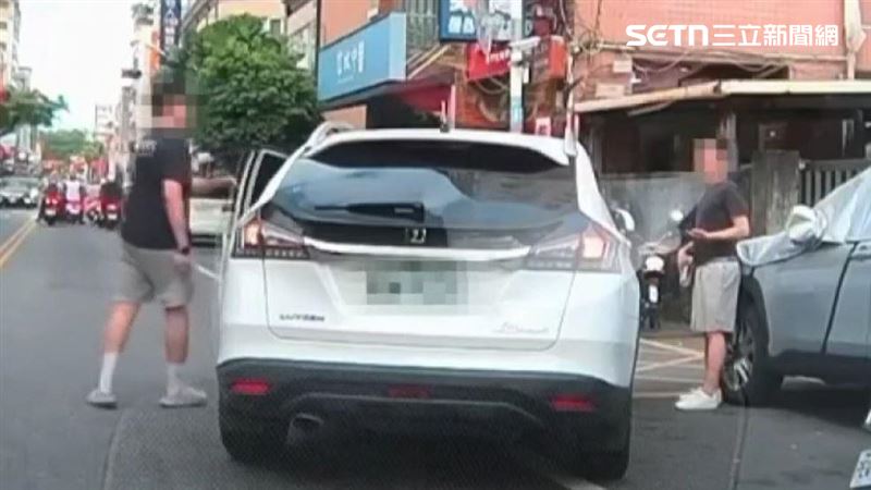 行人走一走突停下！駕駛擦撞疑遇「碰瓷」