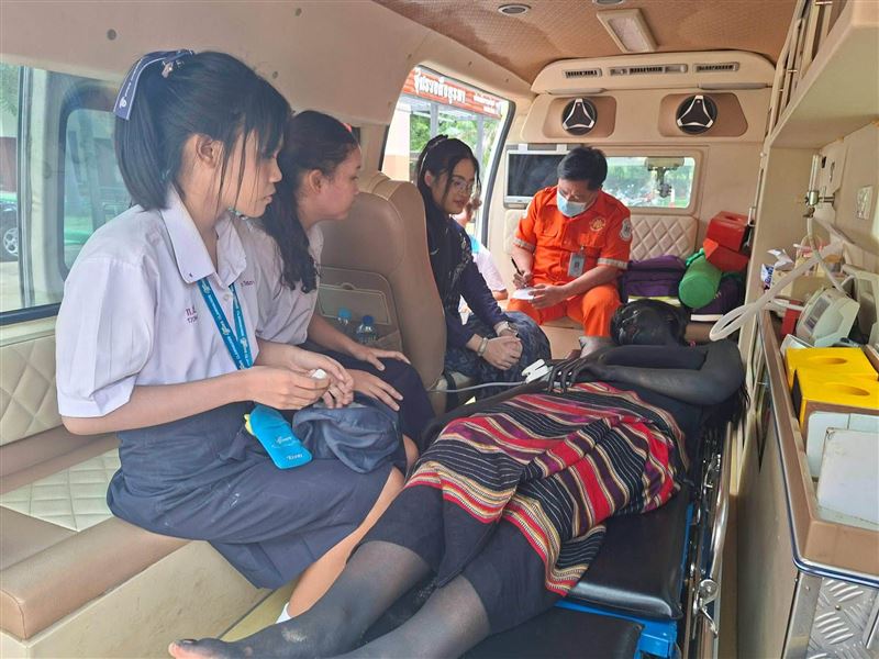 一名16歲女學生在學校突然因劇烈腹痛需送醫,救護人員趕抵現場後驚見,少女全身漆黑,當場愣了一下。(圖/翻攝自泰國清邁象臉書)