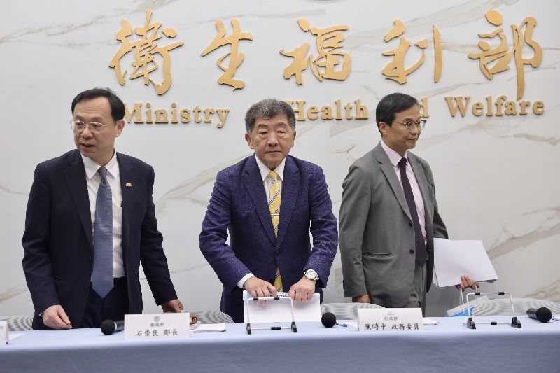 中聯致癌油案，行政院政務委員陳時中（中）27日出席衛福部記者會，親上火線說明第三方獨立調查結果。左為衛福部長石崇良、右為食藥署長姜至剛。中央社記者王飛華攝　115年7月27日