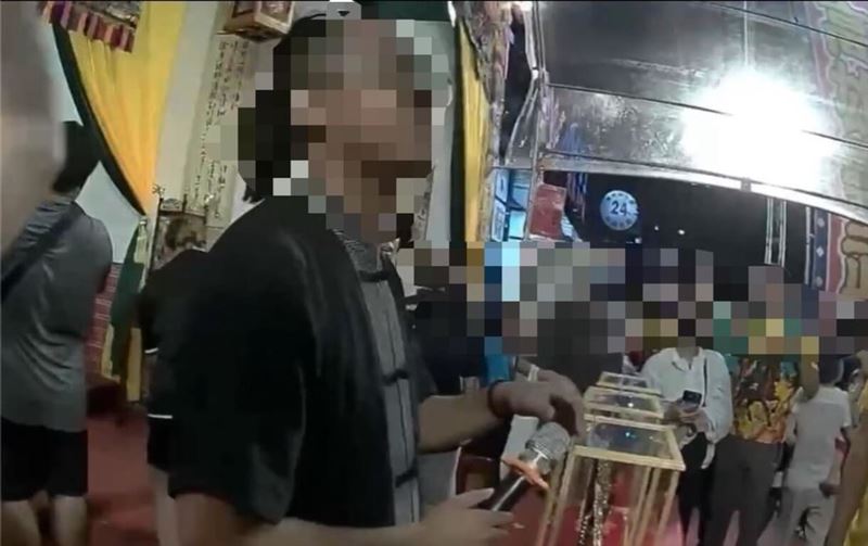 翁姓男子26日於高雄市三民區某宮廟活動期間違規施放爆竹煙火,遭警方依違反「社會秩序維護法」第72條妨害安寧裁處。(高雄市警察局三民第一分局提供)