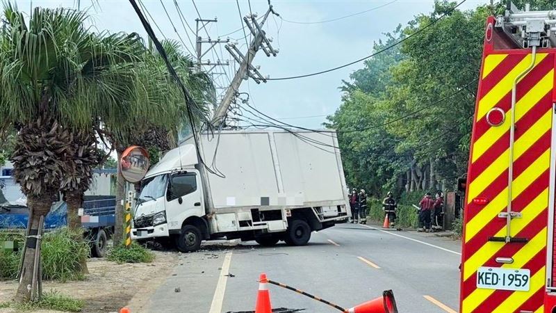 桃園貨車撞電桿害2858戶停電　估這時復電