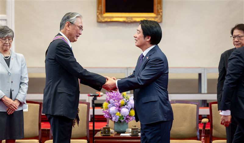 賴清德總統今（27）日頒授日本台灣友好議員聯盟會長古屋圭司眾議員「大綬景星勳章」。（圖／總統府提供）