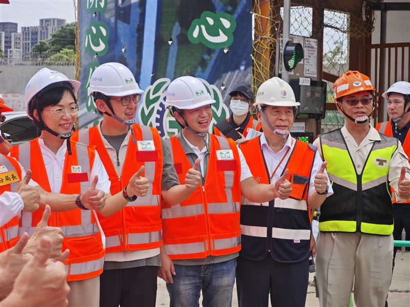吳昇翰(中)呼籲新北市交通局做好通車後市區道路配套措施。(圖/吳昇翰提供)