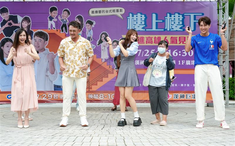 柯叔元(左二)玩計步器。(圖/中視提供)
