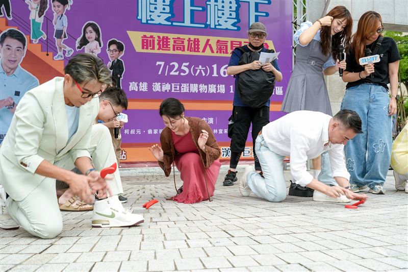 翁家明(右一)玩擲筊。(圖/中視提供)