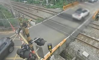 轎車困桃園平鎮區平交道　最高罰9萬扣照