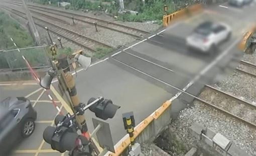 轎車困桃園平鎮區平交道　最高罰9萬扣照