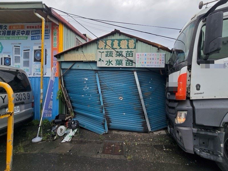 被撞鐵皮屋嚴重變形。(圖/翻攝畫面)