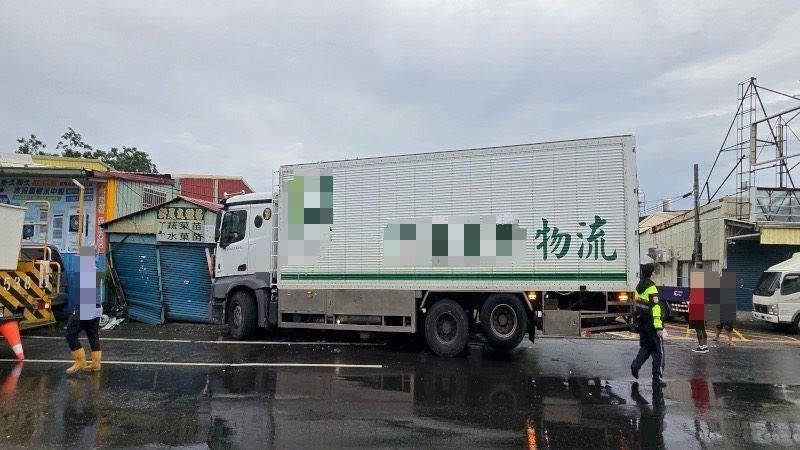 大貨車連撞2電桿！駕駛沒事竟是毒駕