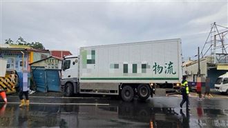 大貨車連撞2電桿！駕駛沒事竟是毒駕