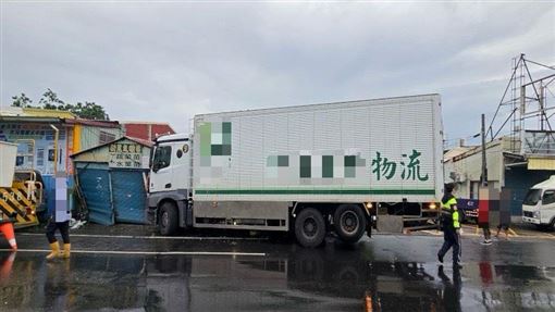 大貨車連撞2電桿！駕駛沒事竟是毒駕