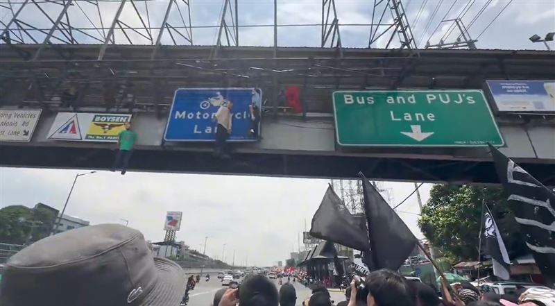 抗議群眾將小馬可仕和副總統薩拉.杜特蒂的人偶吊在天橋上表達不滿。(圖/翻攝自X平台 @raphbosano)