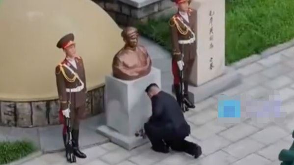 金正恩參謁中國人民志願軍烈士陵園,單膝向毛岸英墓獻花。(圖/取自直新聞影片)