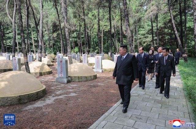 金正恩26日前往平安南道檜倉郡的中國人民志願軍烈士陵園參謁。(圖/取自朝中社)
