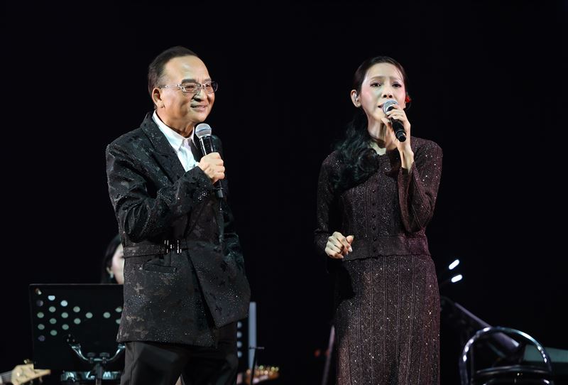 孔鏘與曾心梅合唱〈為你表演〉,還激動喊話老闆「不要開除我」。(圖/寬宏藝術提供)