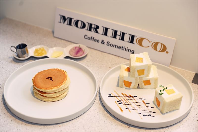 MORIHICO.森彥九九峰主打品項「經典鬆餅套餐」融入台灣限定的薰衣草芋頭奶霜風味。(圖/飯店旅宿業者提供)