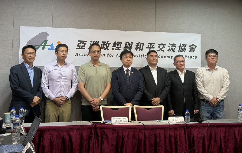 陸委會副主委沈有忠27日出席「中國對台複合式施壓的新趨勢─法律、外交、軍事與社會面的全面觀察」座談會。圖為沈有忠（右4）及與會學者合影