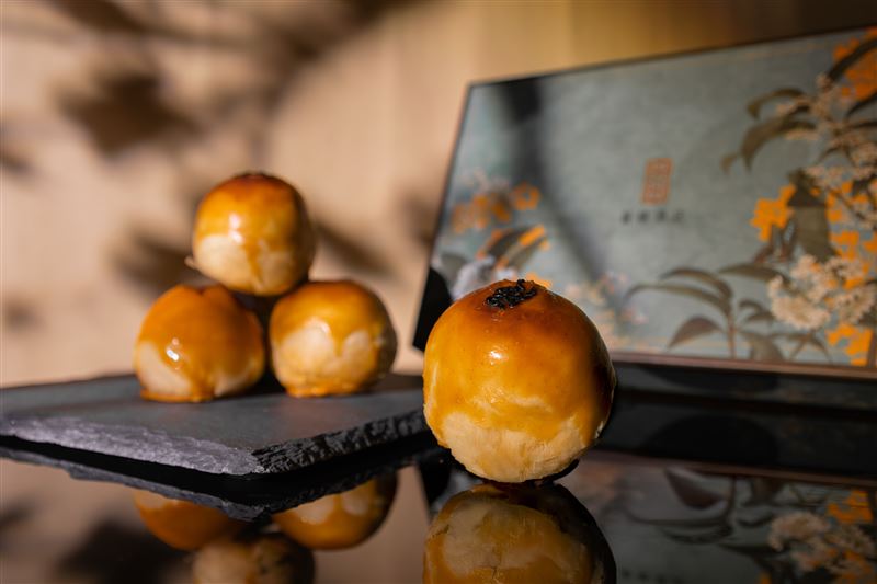 北投麗禧溫泉酒店蛋黃酥禮盒,金黃色酥皮口感層次分明,今年全面升級為九入裝,每盒售價1,000元。(圖/飯店旅宿業者提供)