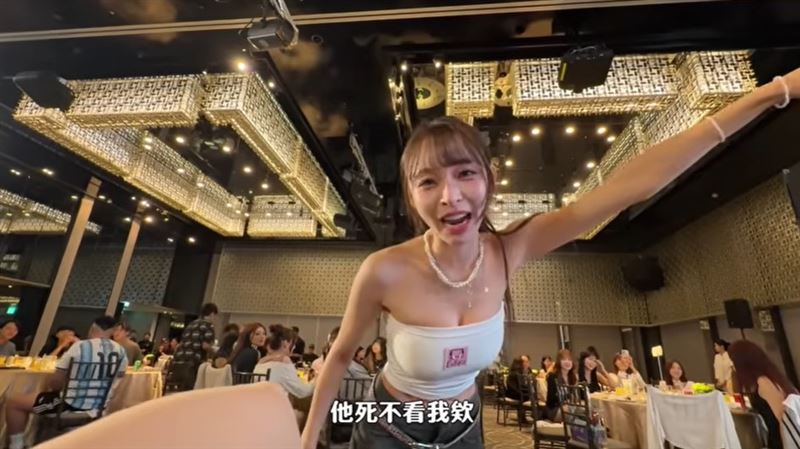 林襄在台下化身專屬應援團,不停比愛心,沒想到馬傑森因害羞頻頻閃避眼神,讓林襄忍不住笑喊:「他死都不看我欸。」(圖/翻攝自林襄 Mizuki YT)