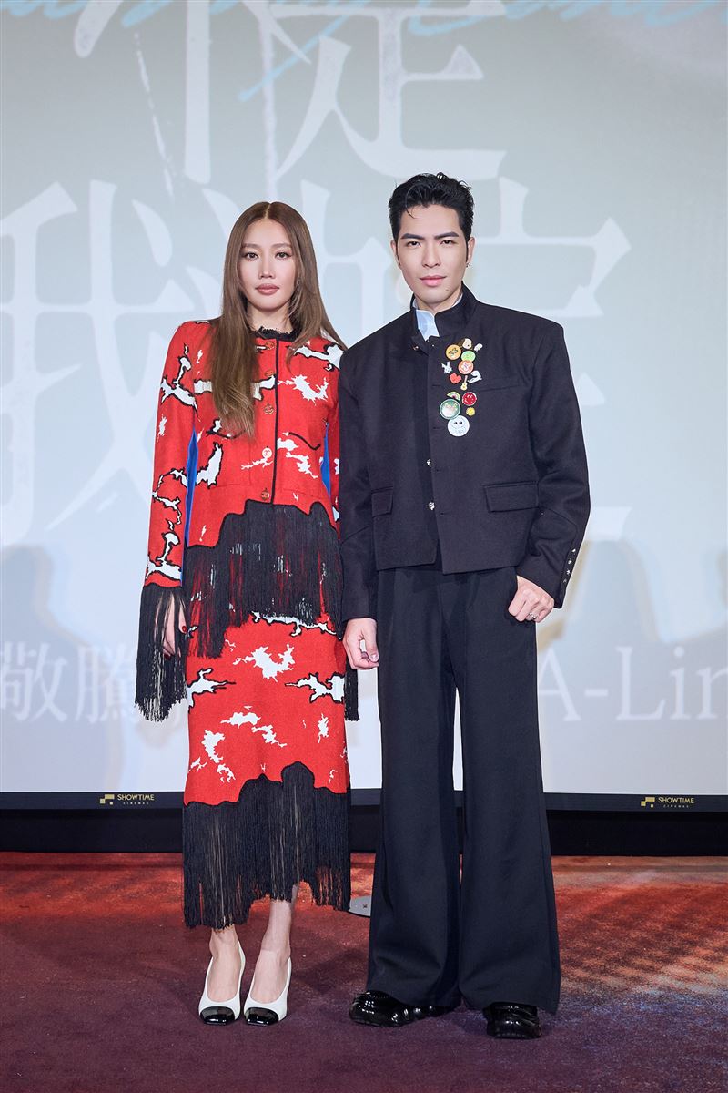 蕭敬騰與A-Lin出席《愛上你不是我決定》微電影首映會。(圖/索尼音樂提供)