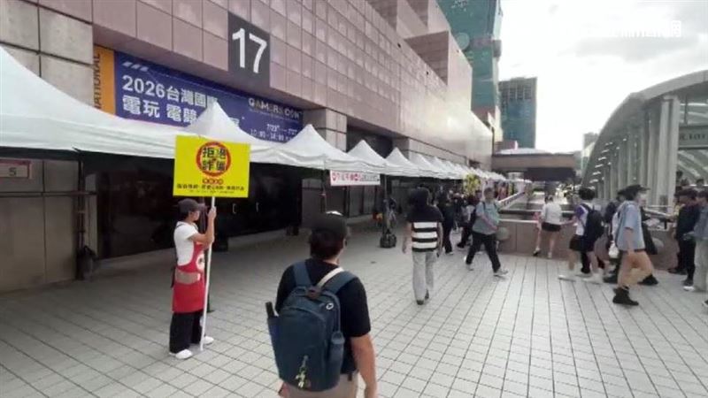 主辦單位加派人手在捷運外廣播、巡視
