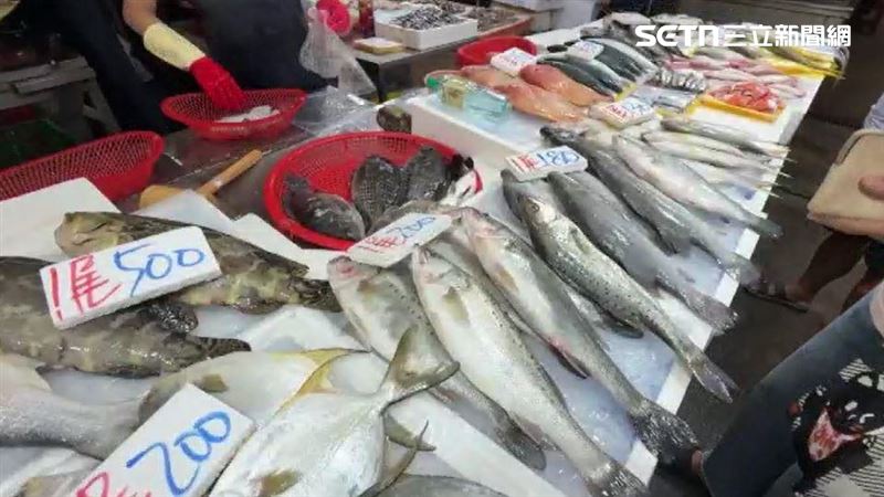 有些魚販會以「弓魚」的方式標榜水產新鮮